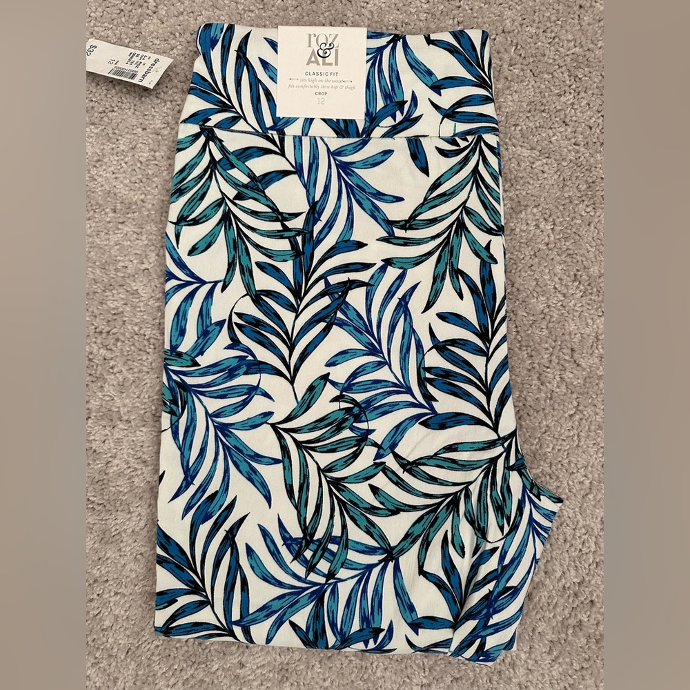 BNWT ROZ & ALI CROPPED PRINT PANTS COMFY AND CUTE PERFECT FOR CRUISES OR VACAY